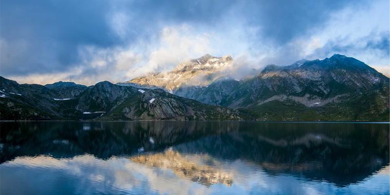 微观之光,重塑视界:光学微结构如何让QLED显示突破色域与亮度极限